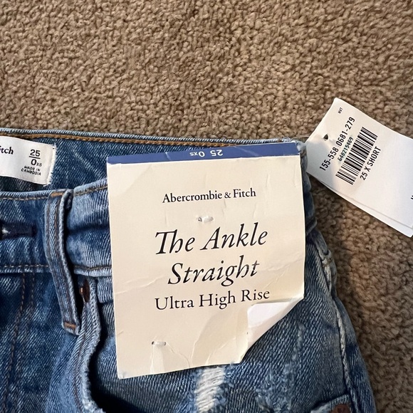 Abercrombie & Fitch Ankle Straight Ultra High Rise distressed Jean -extra short - Picture 2 of 3